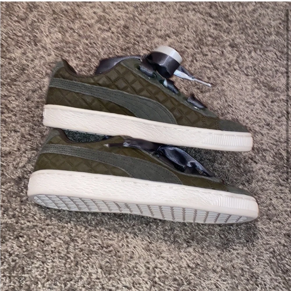 Puma sneakers dark